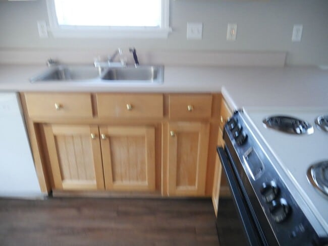 Building Photo - Three bedroom!