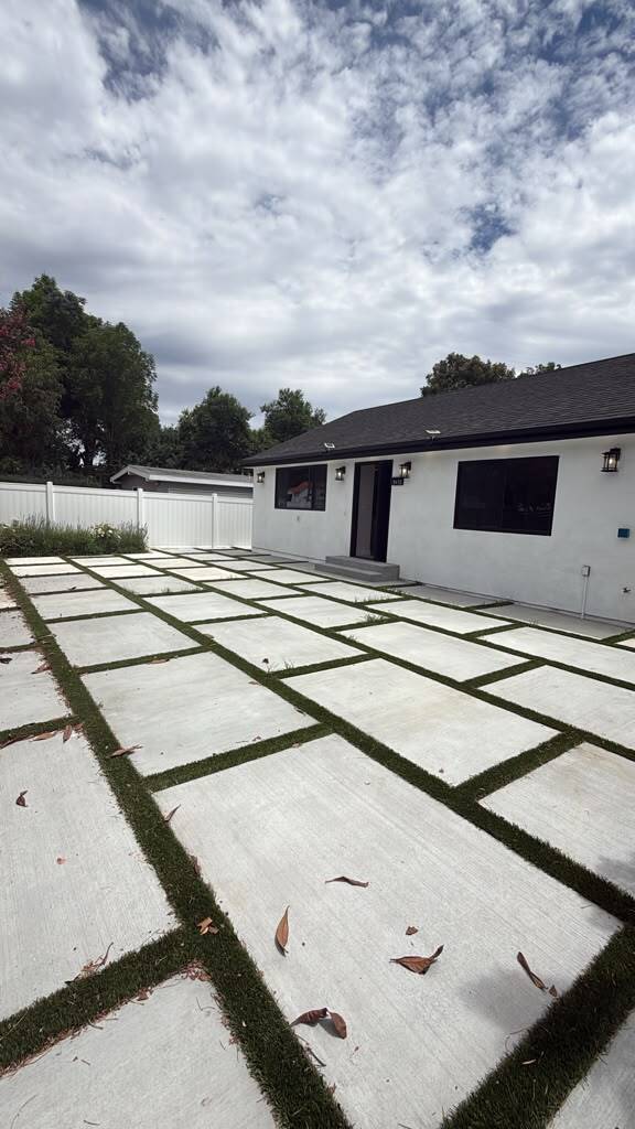 Building Photo - 5412 Fallbrook Ave