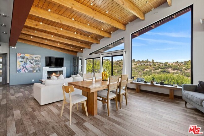 Building Photo - 3655 Glenridge Dr