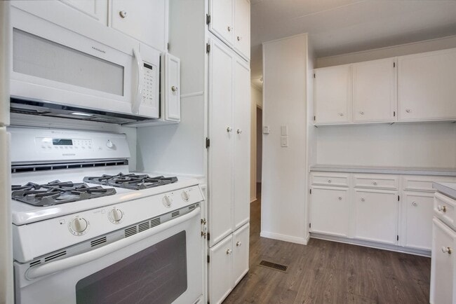 Building Photo - 55+ Mobile Home Community, 2 Bedroom + Sunroom