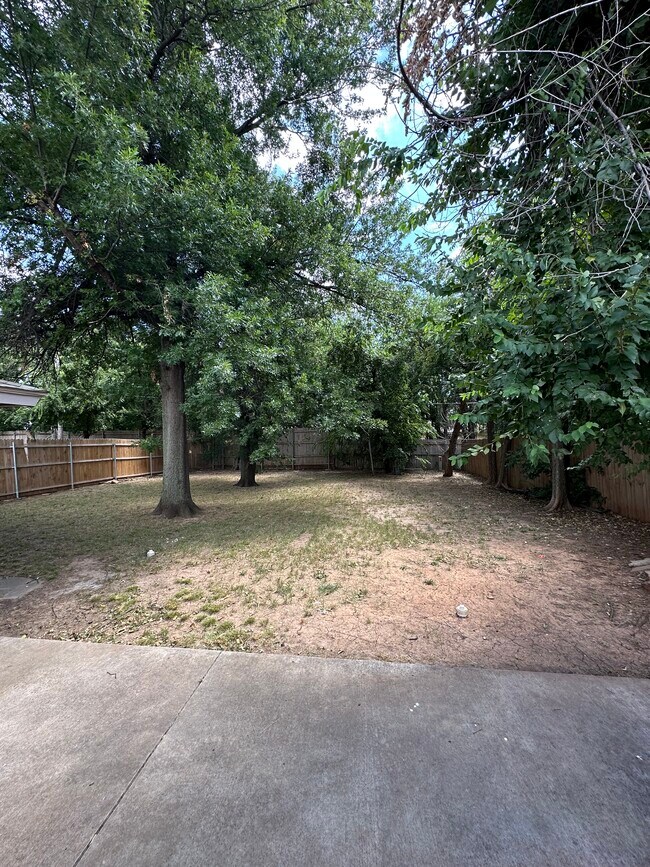 Building Photo - 1708 Westchester Dr