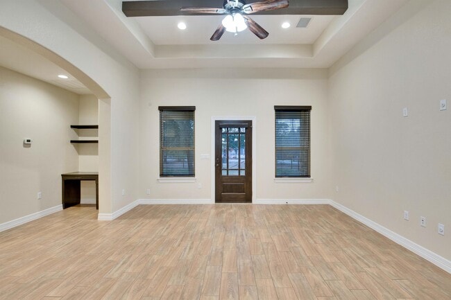 Building Photo - 118 N Buckhorn Dr