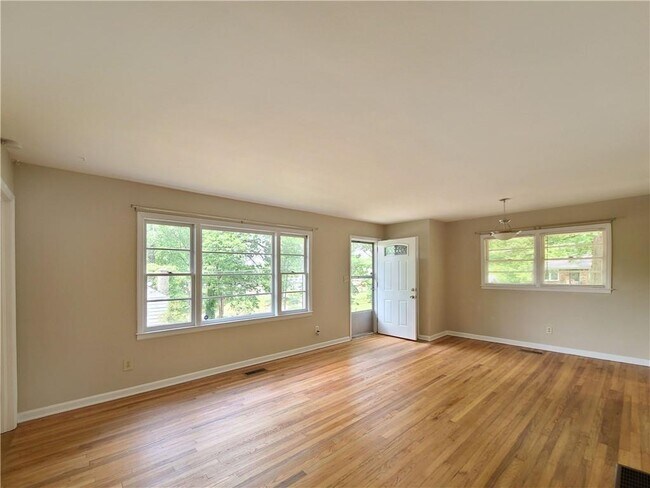 Building Photo - 3225 Forrest Hills Dr SW