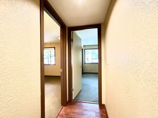 Building Photo - 2bd/2ba Kirkland Condo