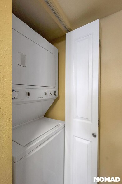 Building Photo - 1049 N Granite Reef Rd