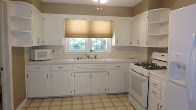 Building Photo - Wonderful 3 Bed 1 Bath House w/ Bonus Room!