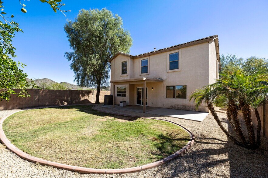 Spacious backyard & mountain views - 2404 W Silver Sage Ln