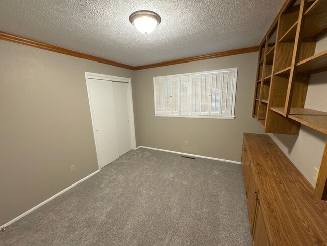 Building Photo - 3 Bedroom 2 Bath 2 Car Garage! Southeast! ...