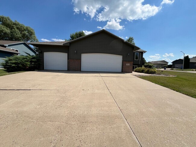 Building Photo - Stunning 4 Bed/2 Bath with 3 Car Garage and Fenced in Yard!