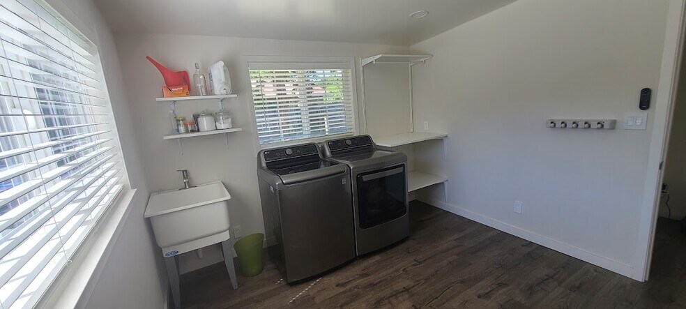Utility Sink, Smart (WiFi enabled machines) + Gas Dryer - 514 Osborn Ln