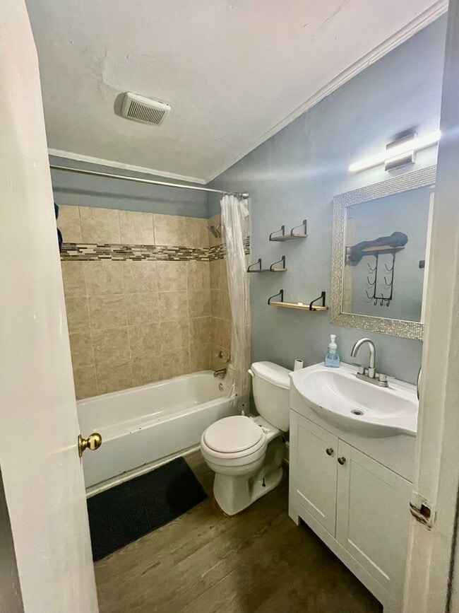 Building Photo - Welcome to this stunning 5-bedroom, 2-bath...