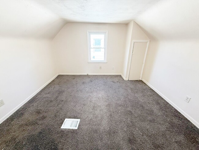 Building Photo - 3 BED 1 BATH BEAUTIFUL SINGLE FAMILY HOME ...