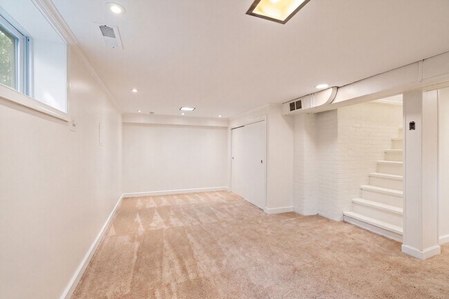 Building Photo - 6900 Mt Daniel Dr