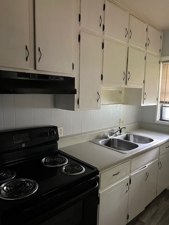 Building Photo - 324 Woodward Rd