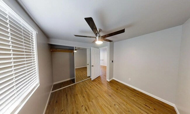 Building Photo - 5118-5120 East Falls View Dr