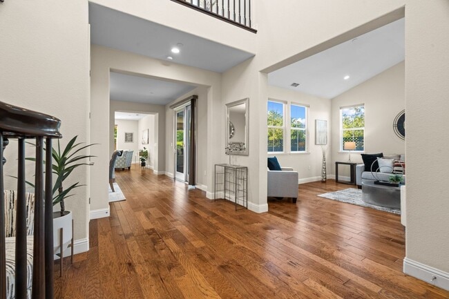 Building Photo - HILLTOP CORNER HOME WITH GORGEOUS VIEWS