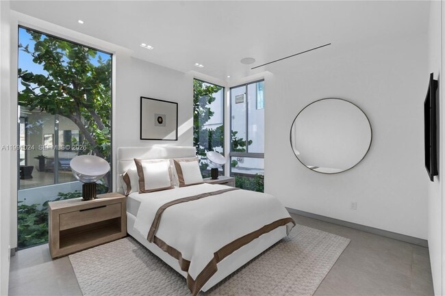 Building Photo - 501 Palm Dr