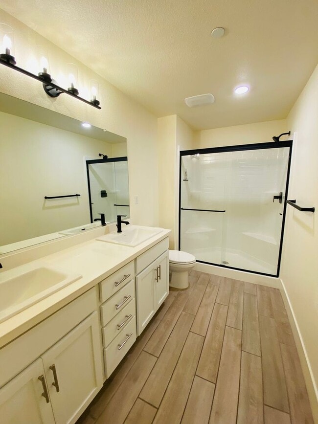 Building Photo - Beautiful 5 Bedroom 3.5 Bath Two-story sma...