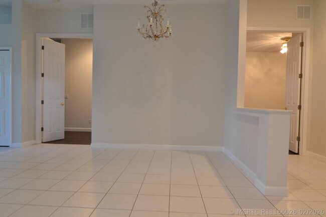 Building Photo - 705 SW Munjack Cir