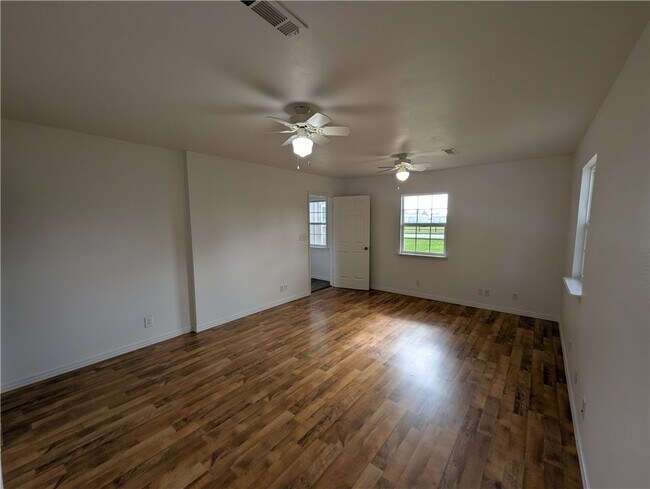 Building Photo - 320 S Country Club Rd