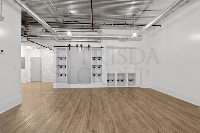 Building Photo - Apt 4 Avail July 18th!  Unique 2 BR, 2 BATH Apt in the HEART of Mt Washington!  3 Off Street Park...