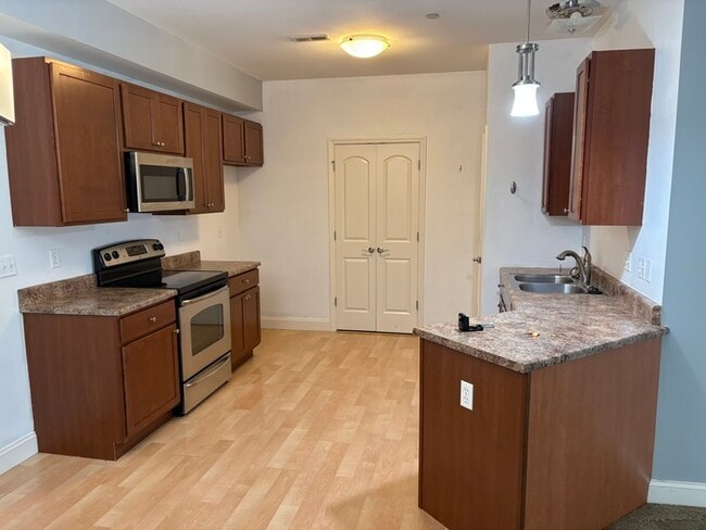 Building Photo - 6411 Brookfield Ct Dr