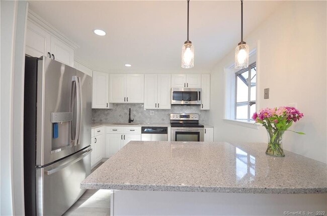 Building Photo - 44 Simsbury Manor Dr