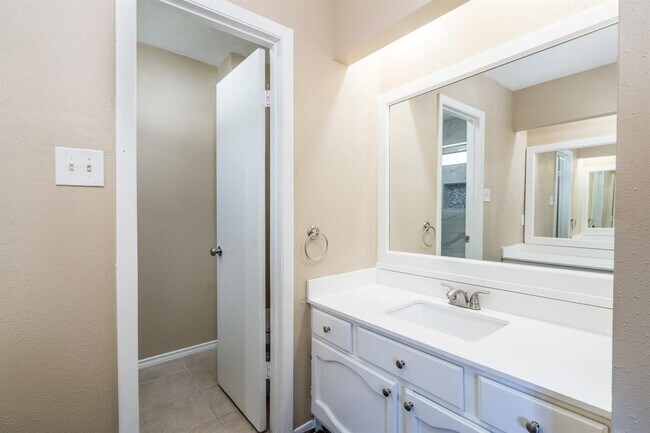 Building Photo - 9903 Cane Creek Dr