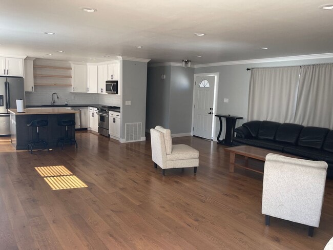 Building Photo - 4 Bedrooms in College Greens
