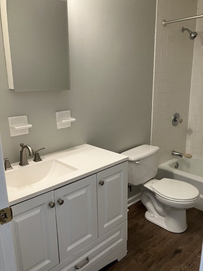 Building Photo - Available May 1!  Spacious 3 BR, 1.5 Bath in East Rochester