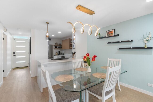 Building Photo - Waikiki Beach Gem- Fully Furnished 2BR/2BA...