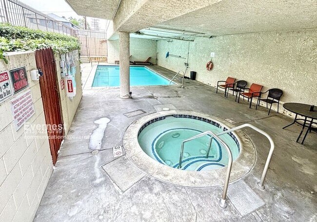 Building Photo - Lovely 2-Bed, 2-Bath Condo with Great Loca...