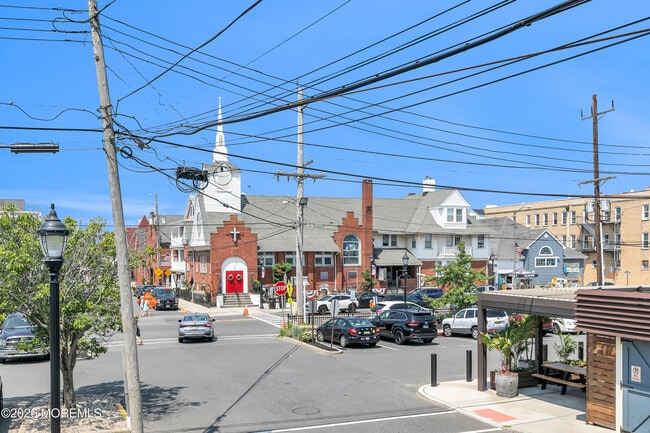 Building Photo - 10 Church St
