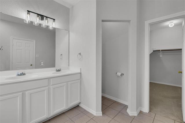 Building Photo - 712 Riverhead Dr
