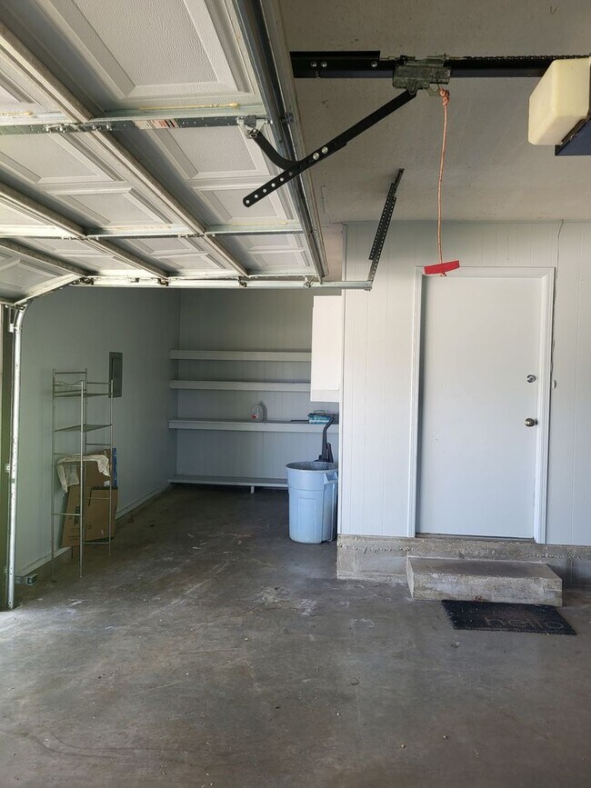 Building Photo - Move-in Ready!  3-Bed, 2-Bath Farmington Home.  Fenced-in backyard + 2x Car Garage