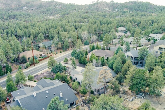 Building Photo - 4 Bedroom, 2 Bathroom Home in Timber Ridge