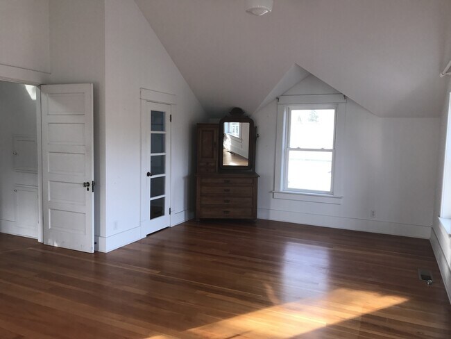 Building Photo - Large, Centrally Located Craftsman Home in...