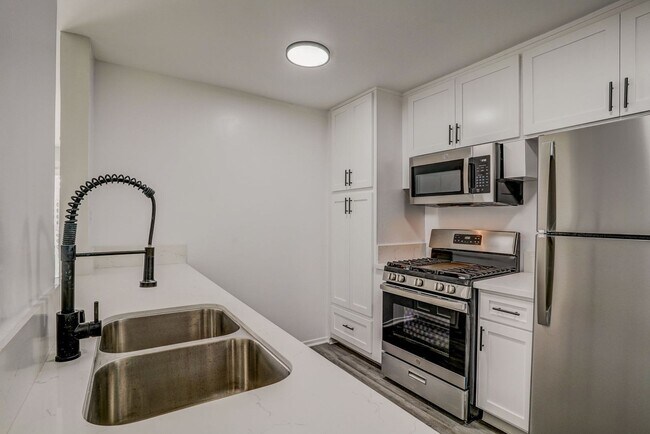 Interior Photo - 8375 Fountain Ave