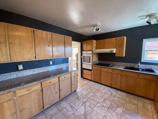 Building Photo - Spacious 3 Bed · 2 Bath Hillside Home — Mo...
