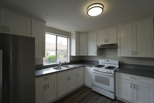Building Photo - 440 RAYVON