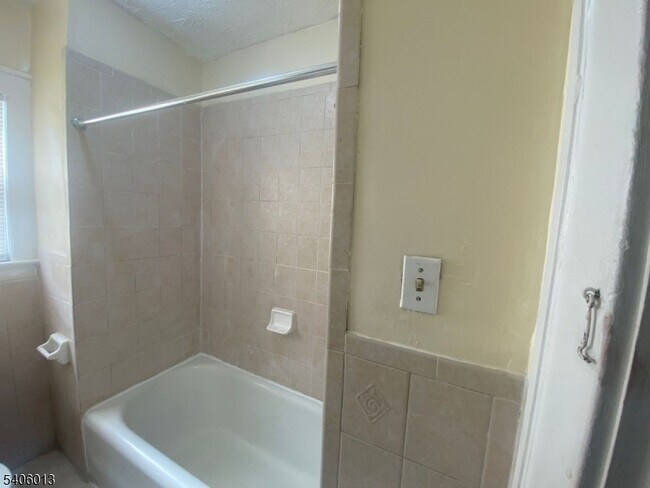 Building Photo - 133 Willowdale Ave