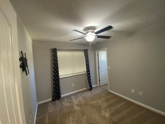 Building Photo - 709 Embassy Cir