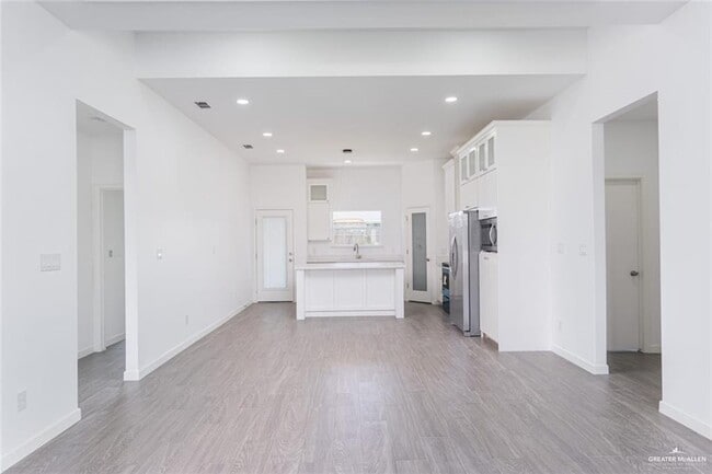 Building Photo - 16 Country Club Dr