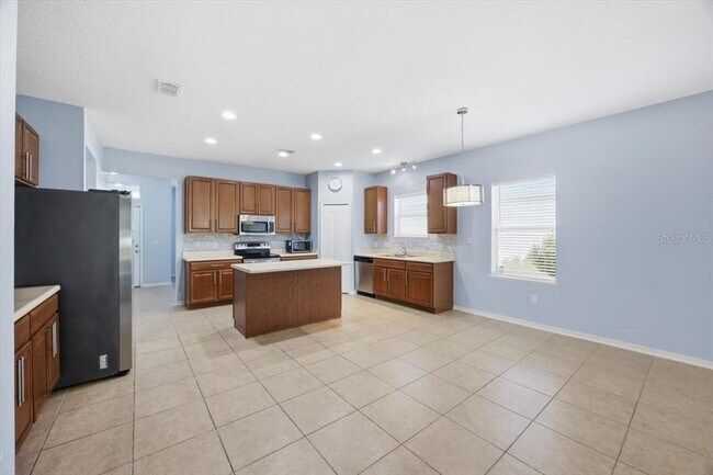 Building Photo - 5588 Sycamore Canyon Dr