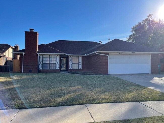 Building Photo - Remodeled , modern and lots of New in Moor...