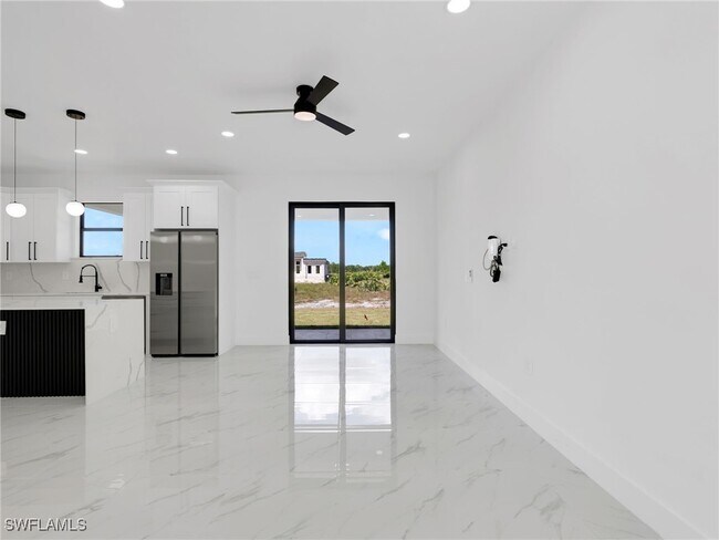 Building Photo - 1119 Earhart St E