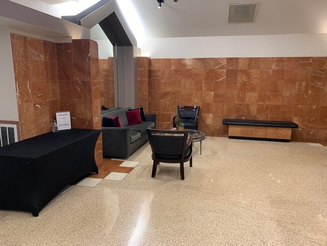 Building Photo - 1212 N La Salle Dr