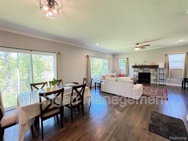 Building Photo - 6149 Woodridge Ln