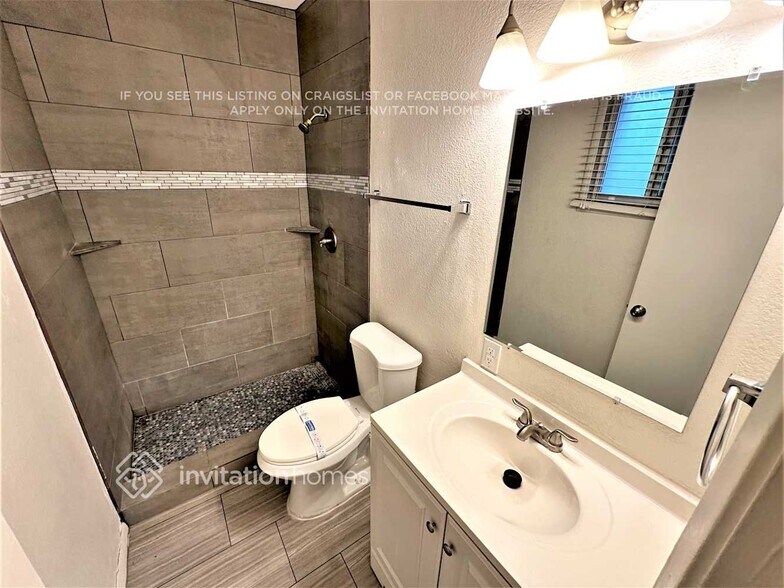 Building Photo - 1265 E Del Rio Dr