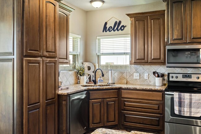 Building Photo - 8398 SW Sun Valley Dr